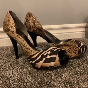 Guess snake skin platform heels sz 8 1/2